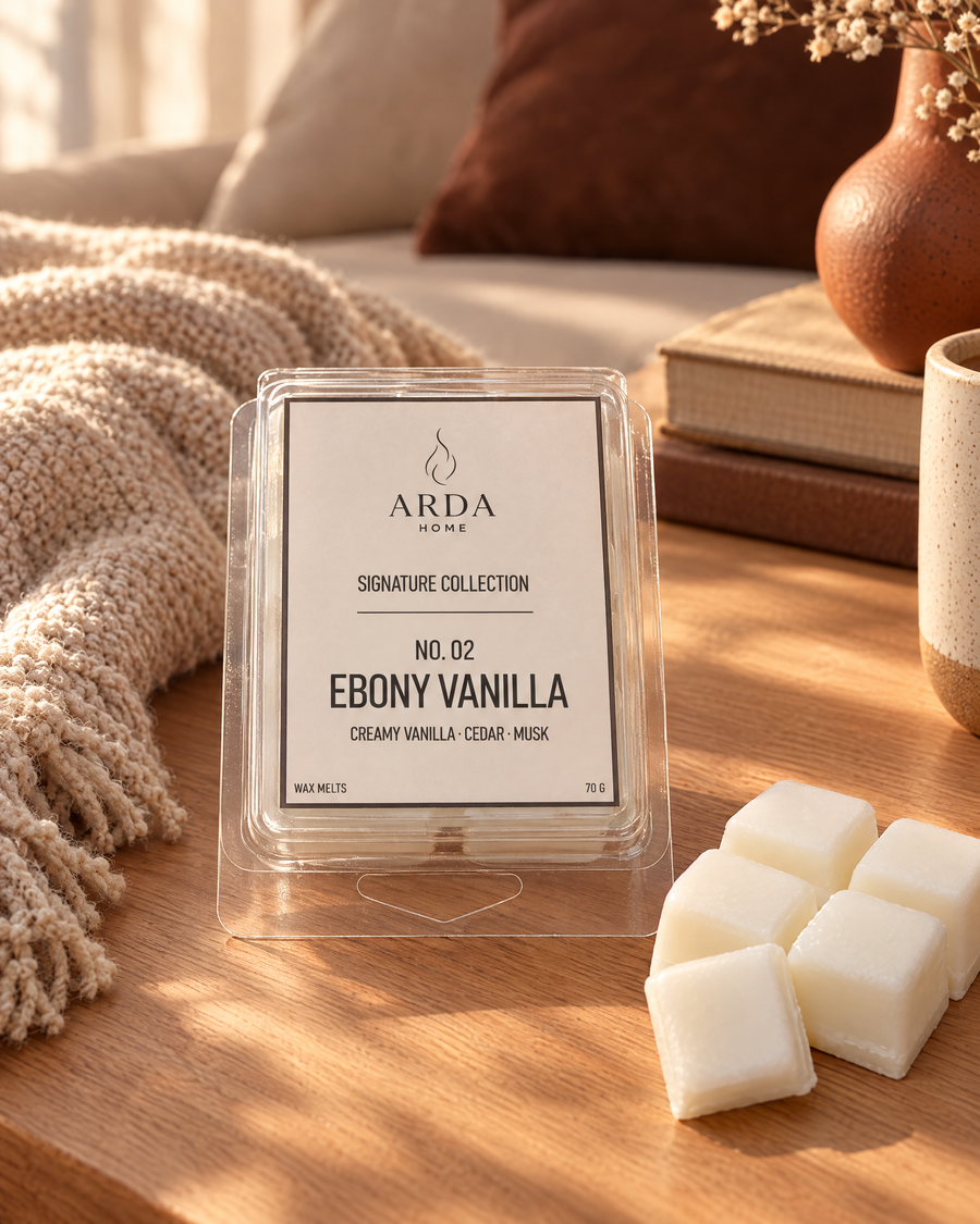Nº02 Ebony Vanilla · Wax melt en tableta de Arda Home en un entorno de ambiente. Imagen creada con IA a partir del producto real.