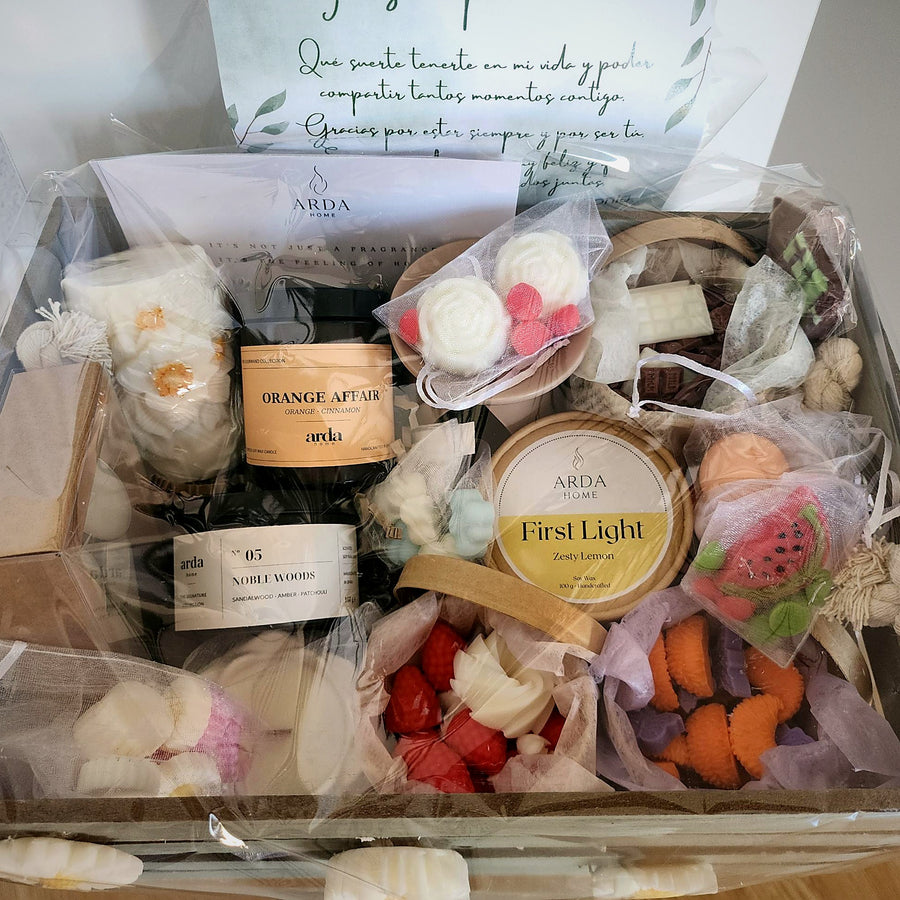 Vista superior de la cesta grande con dedicatoria y wax melts