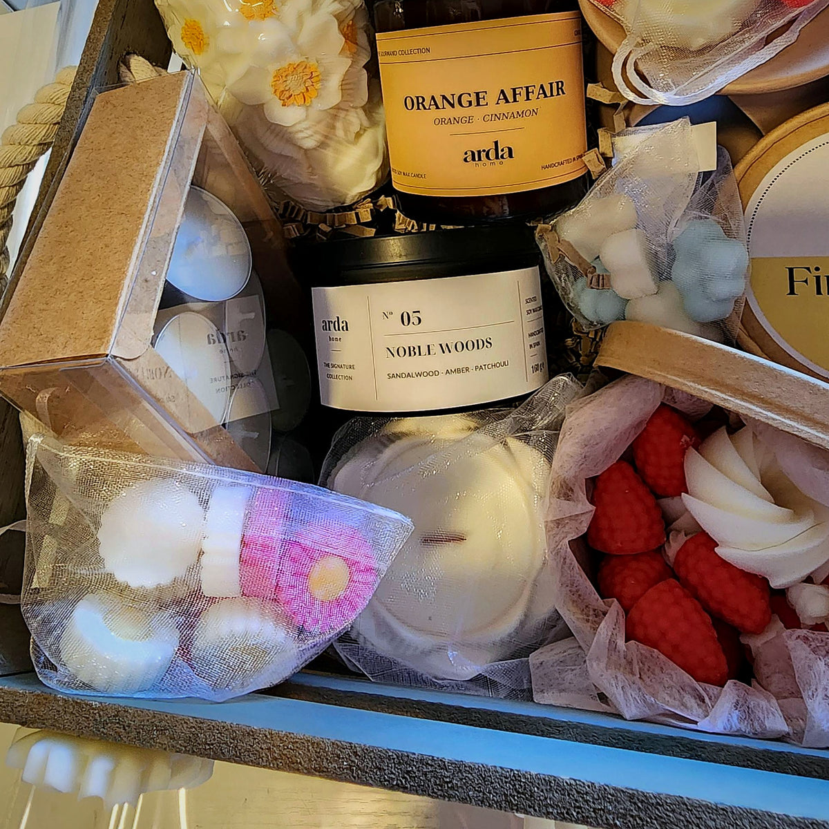 Detalle de velas y wax melts artesanales de la cesta grande