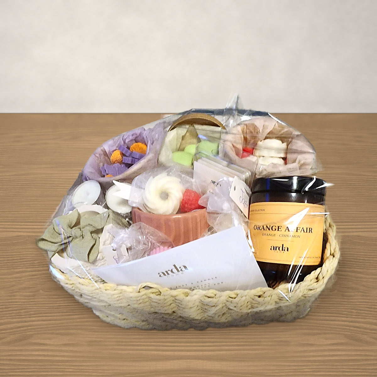 Cesta mediana Arda Home envuelta y lista para regalar
