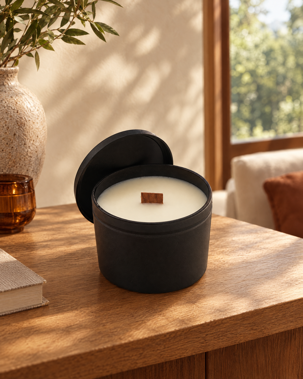 Nº05 Noble Woods · Vela aromática de Arda Home en un entorno de ambiente. Imagen creada con IA a partir del producto real.