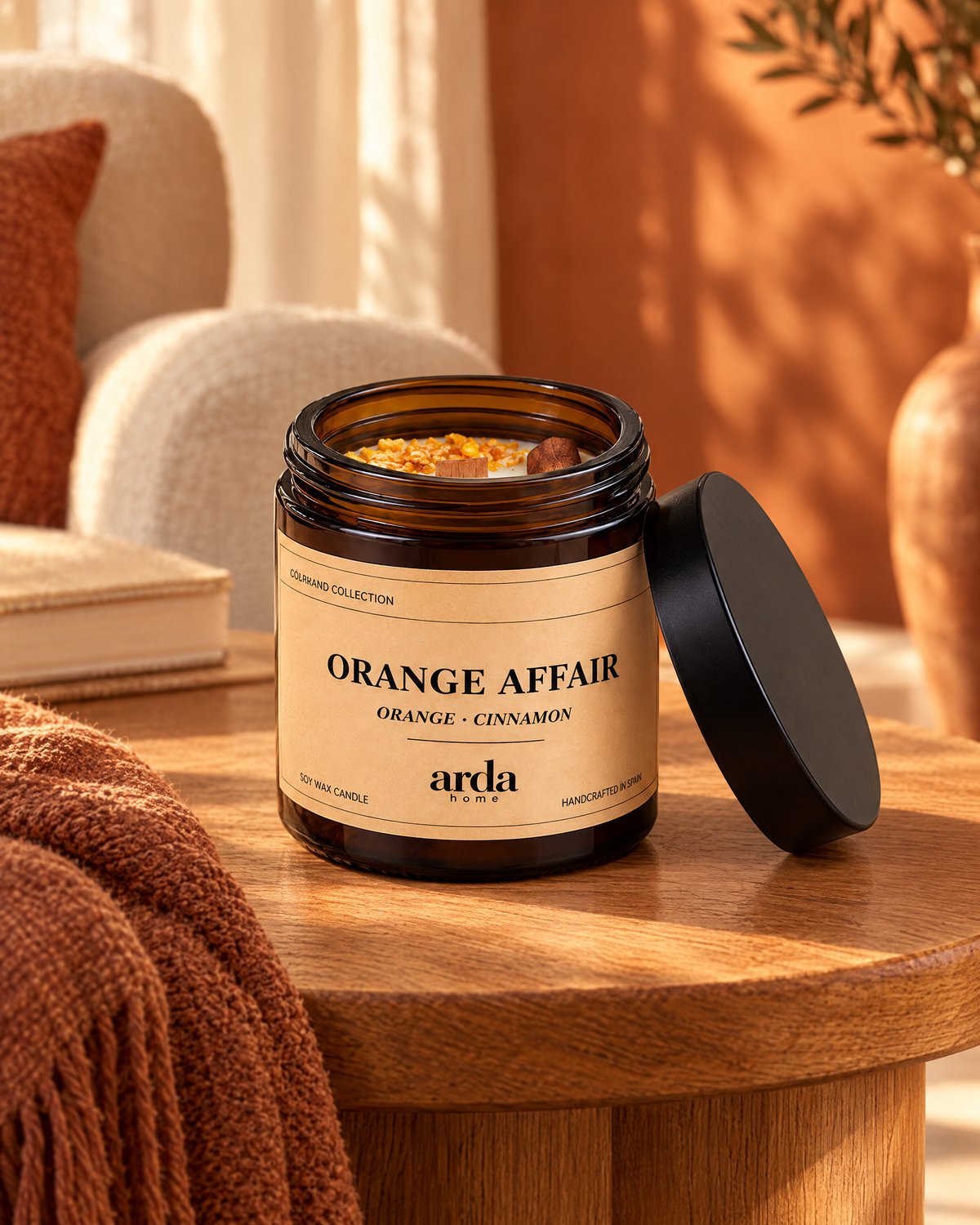 CRAVE 01 Orange Affair · Vela aromática de Arda Home en un entorno de ambiente. Imagen creada con IA a partir del producto real.