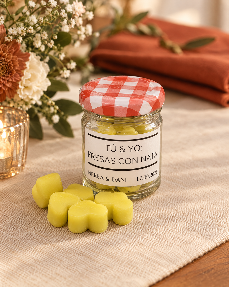 Wax melts en tarrito personalizado · Detalle para eventos de Arda Home en un entorno de ambiente. Imagen creada con IA a partir del producto real.
