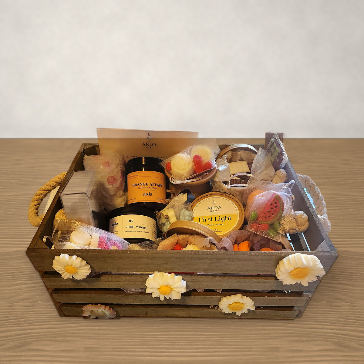 Cesta regalo grande Arda Home en caja de madera con margaritas de cera