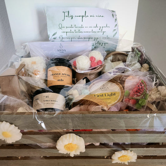 Cesta grande Arda Home envuelta con tarjeta de dedicatoria personalizada