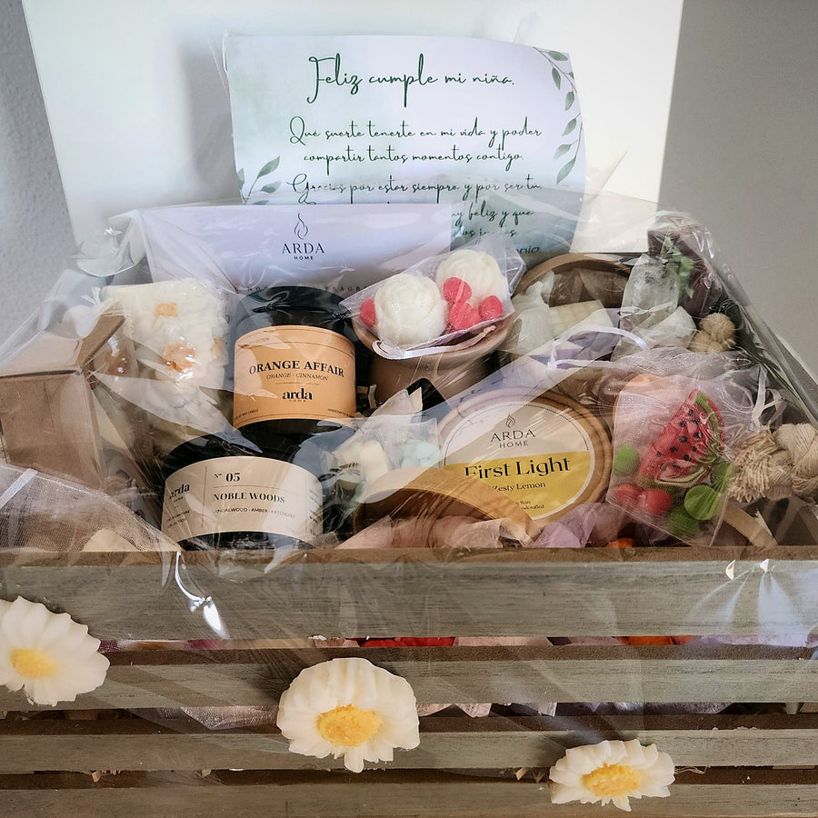Cesta grande Arda Home envuelta con tarjeta de dedicatoria personalizada