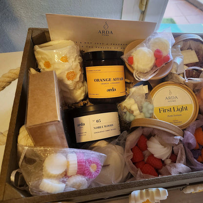 Interior de la cesta grande con velas Orange Affair, Noble Woods y First Light