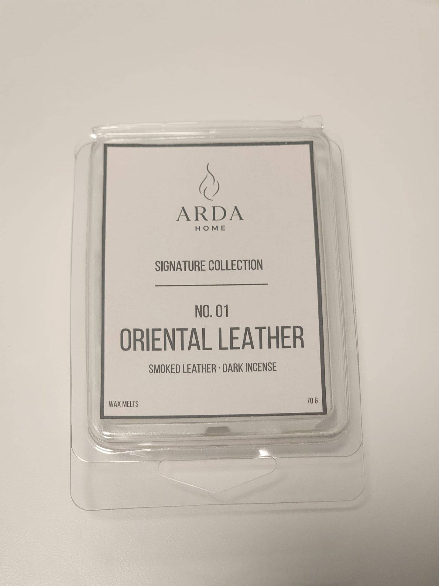 Packaging de la tableta de wax melts Nº01 Oriental Leather de ARDA HOME.