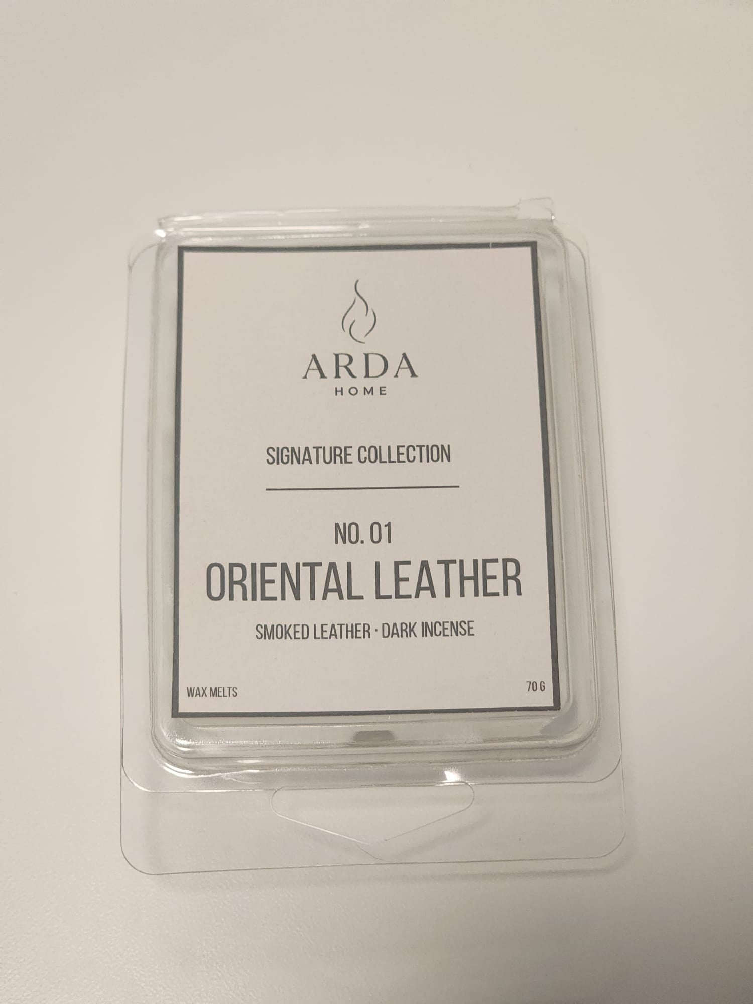 Packaging de la tableta de wax melts Nº01 Oriental Leather de ARDA HOME.