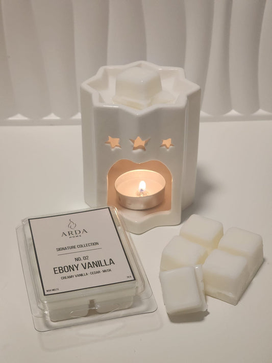 Tableta de wax melts Nº02 Ebony Vanilla de ARDA HOME junto a un quemador cerámico.