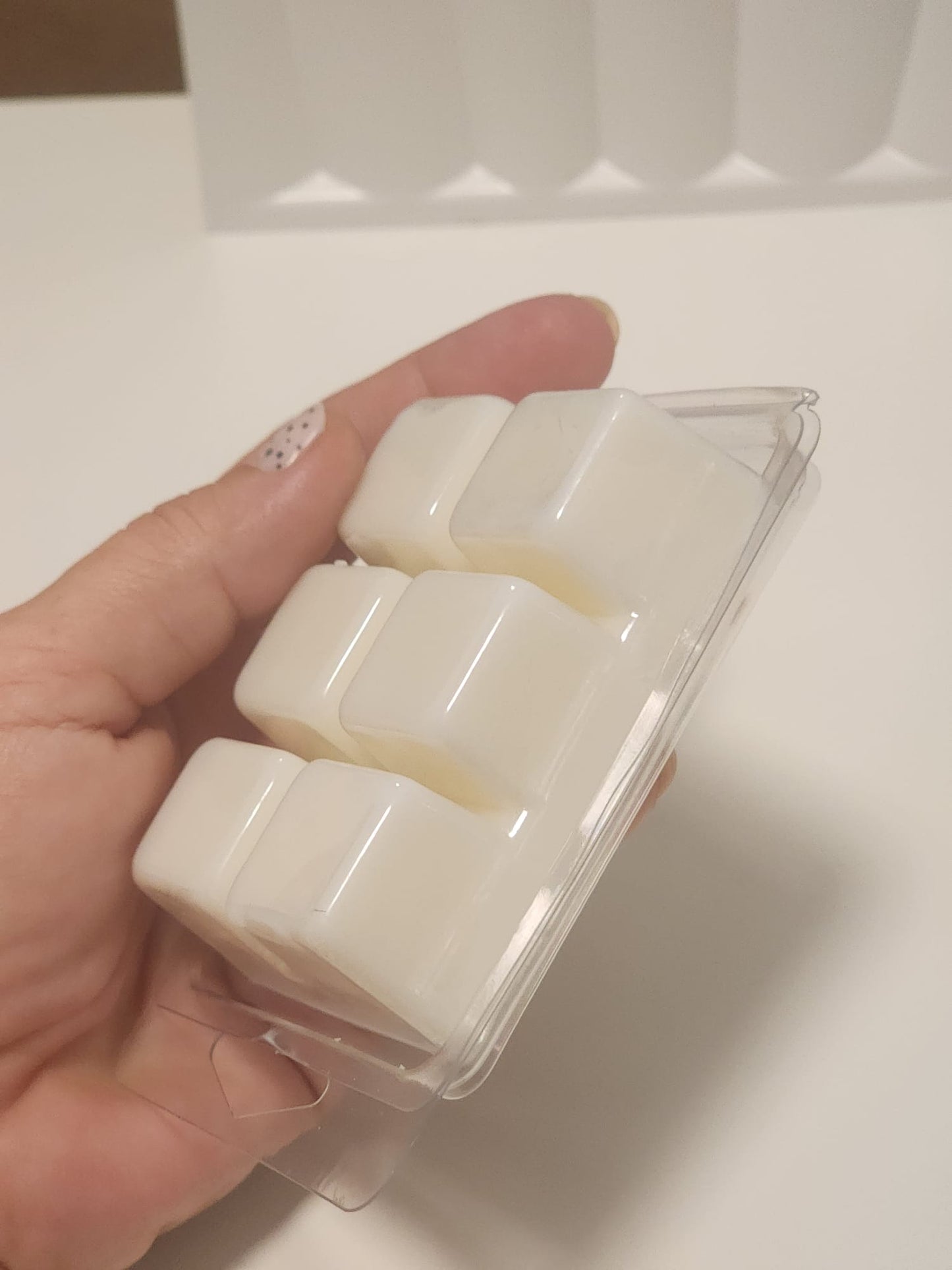 Detalle de la tableta de wax melts Nº02 Ebony Vanilla elaborada con cera 100% vegetal de soja.