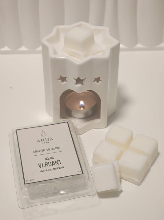 Tableta de wax melts No06 Verdant de ARDA HOME junto a un quemador cerámico.