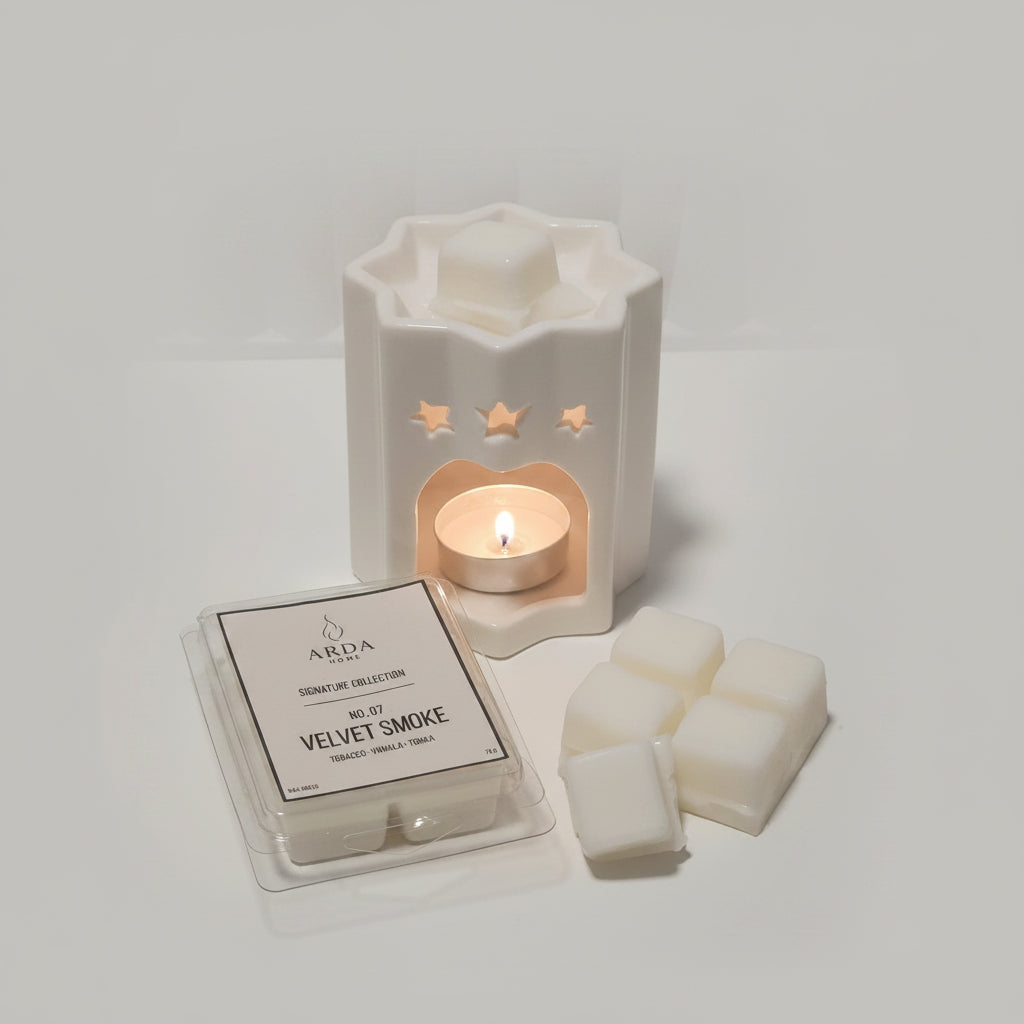 Tableta de wax melts No07 Velvet Smoke de ARDA HOME junto a un quemador cerámico.