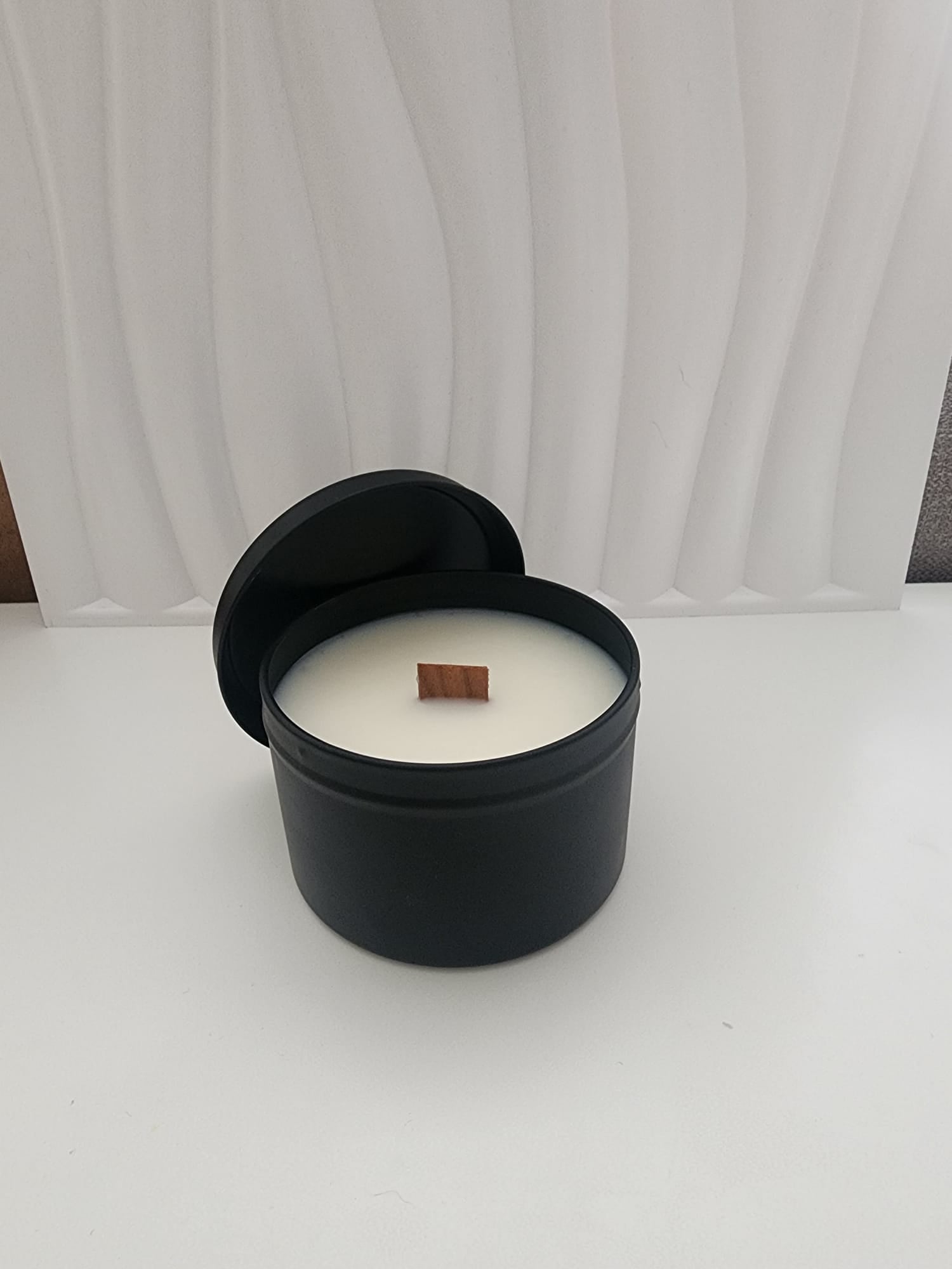 Vela aromática No06 Verdant de ARDA HOME en recipiente negro con tapa, elaborada artesanalmente con mecha de madera.